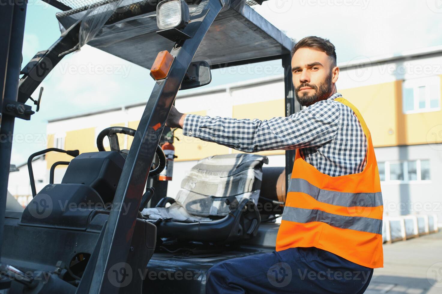 hombre trabajando a almacén y conducción máquina elevadora foto