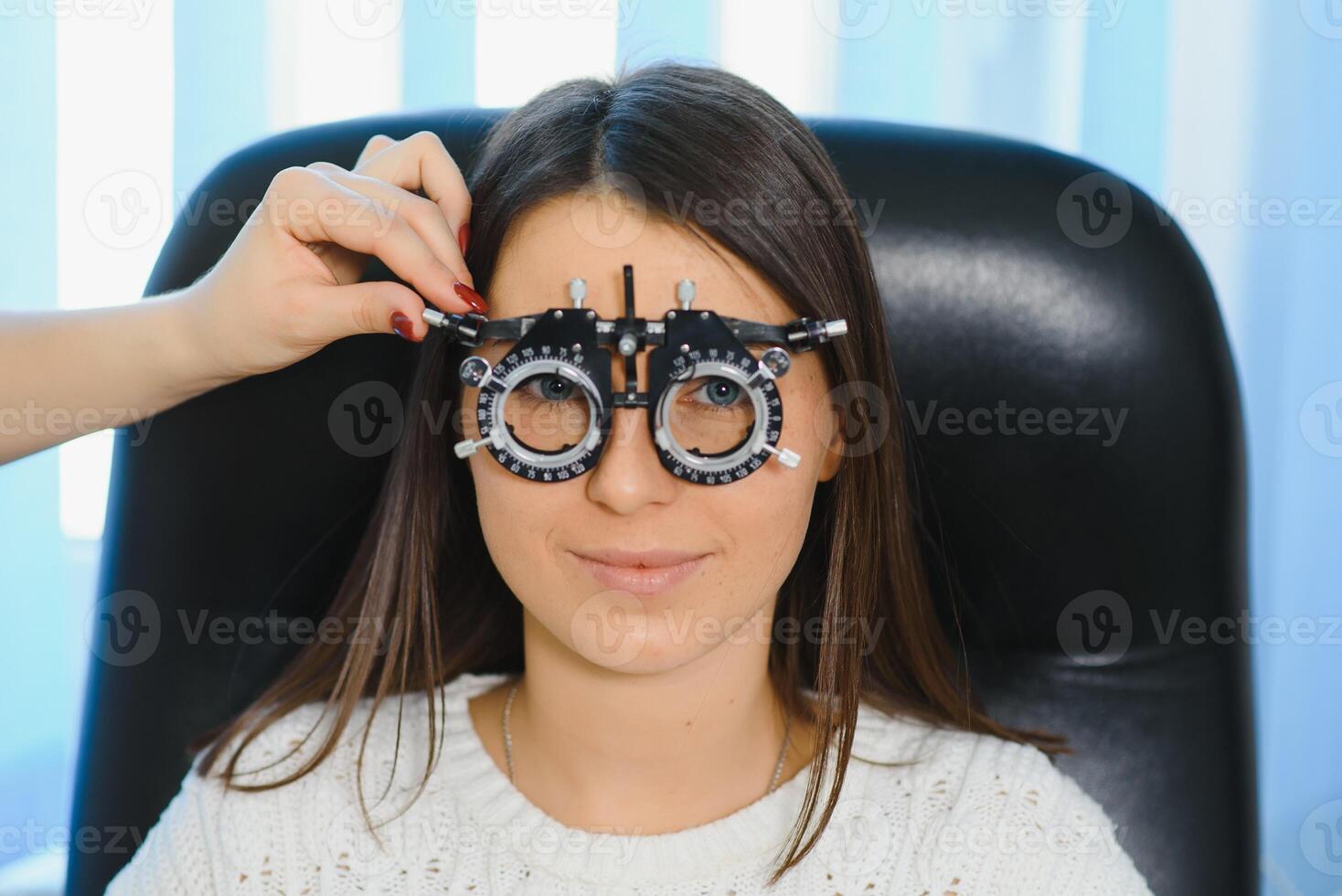 selección de lentes para visión para el mujer. el correcto selección de puntos. óptico salón. óptico. juicio lentes foto