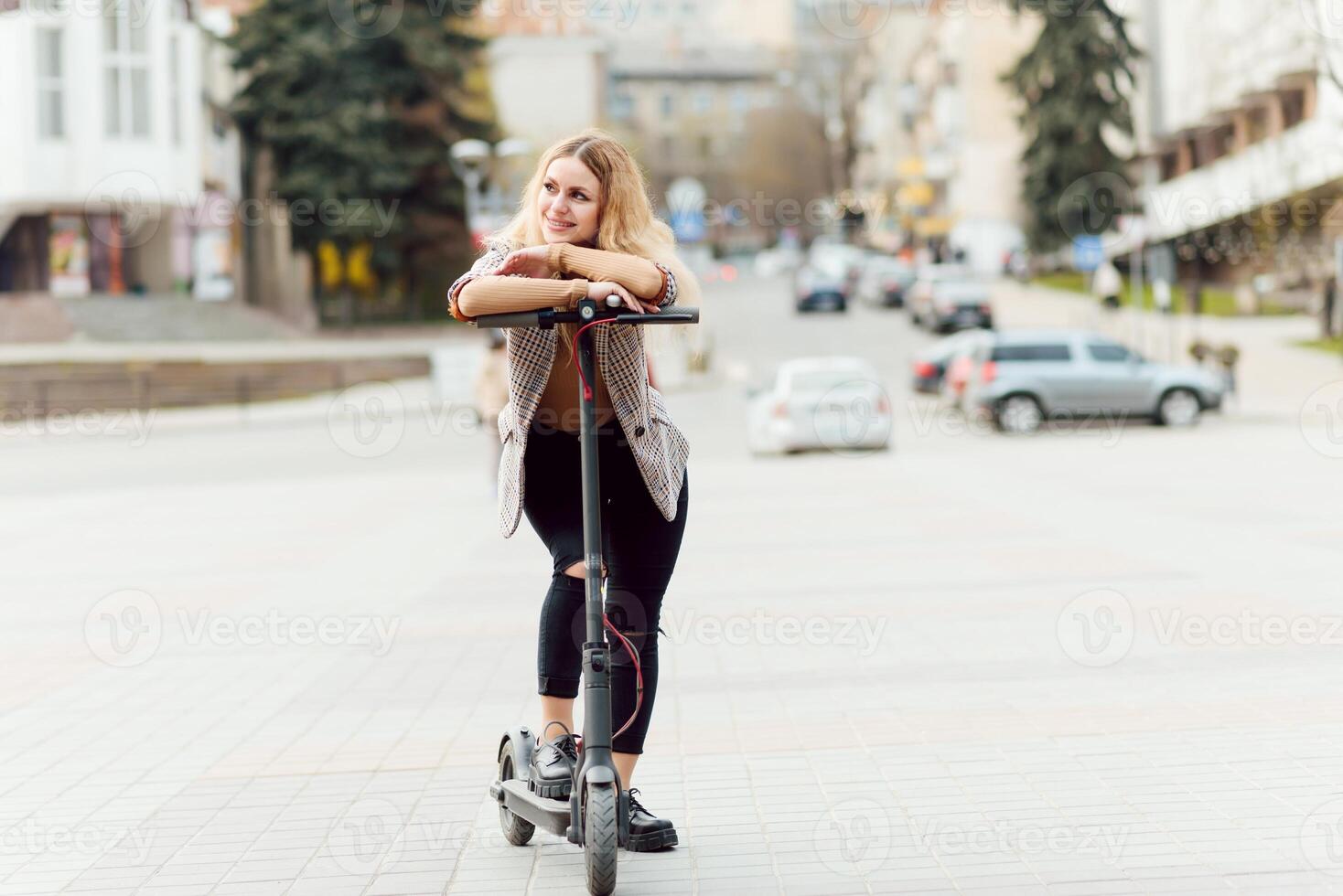 niña en eléctrico scooter montando en el antiguo ciudad centrar foto