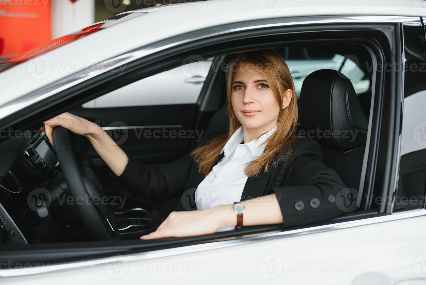 hermosa mujer sentado a el rueda de un coche. foto