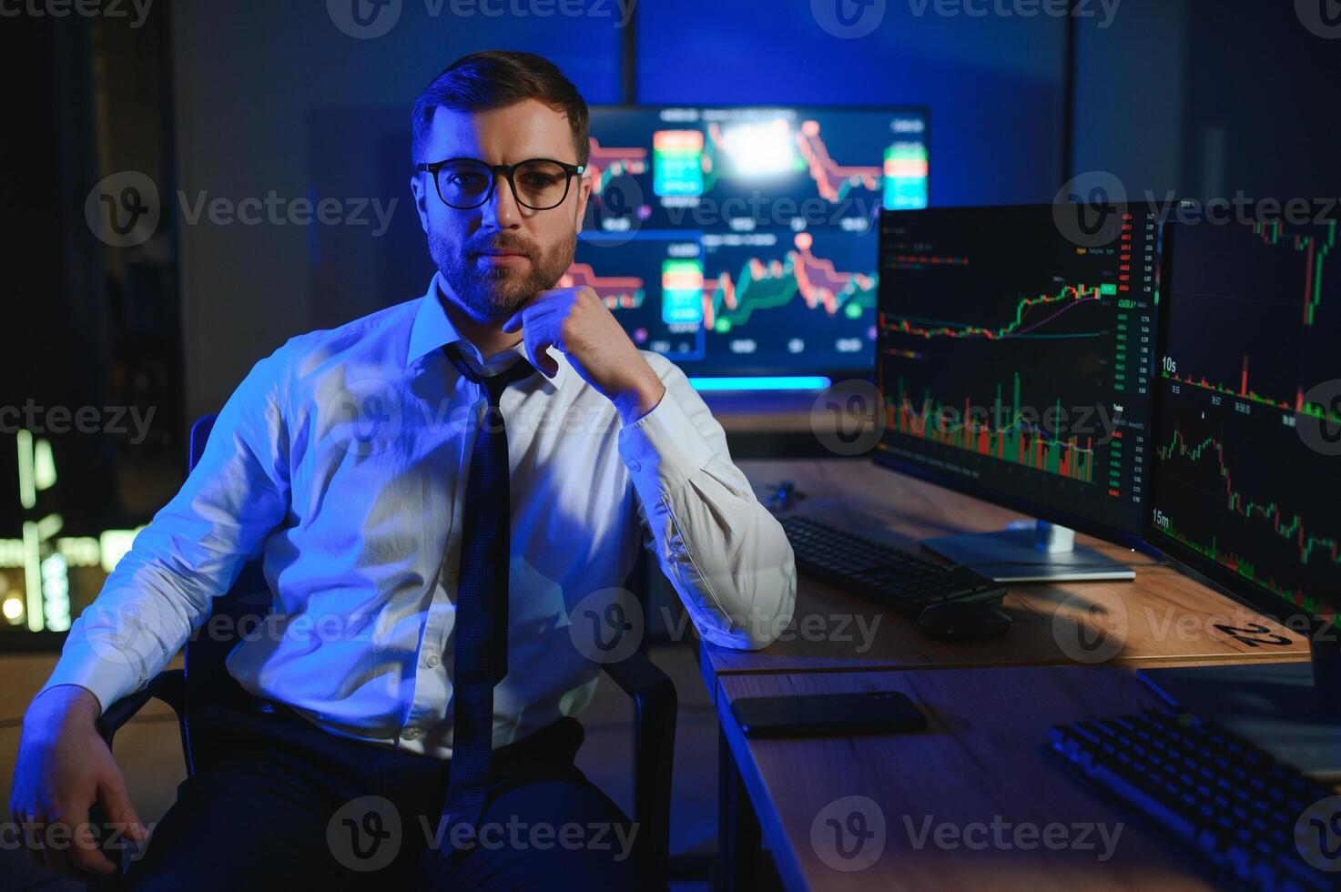 empresario comparando valores mercado datos tarde en el noche foto