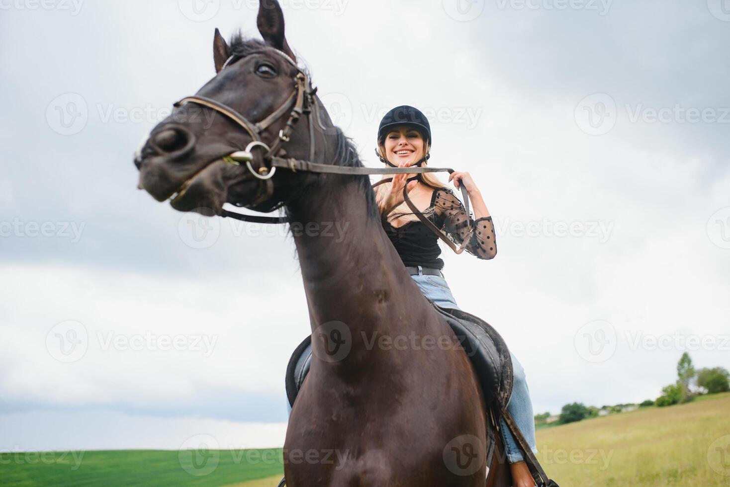 imagen de joven bonito niña montando caballo foto