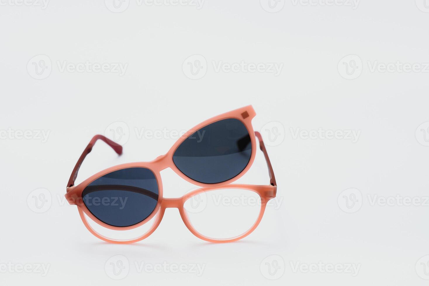 conceptual elegante Gafas de sol aislado en blanco antecedentes. Dom lentes verano accesorios como diseño elemento para promoción o publicidad bandera. alto calidad fotosgafas de sol en blanco antecedentes foto