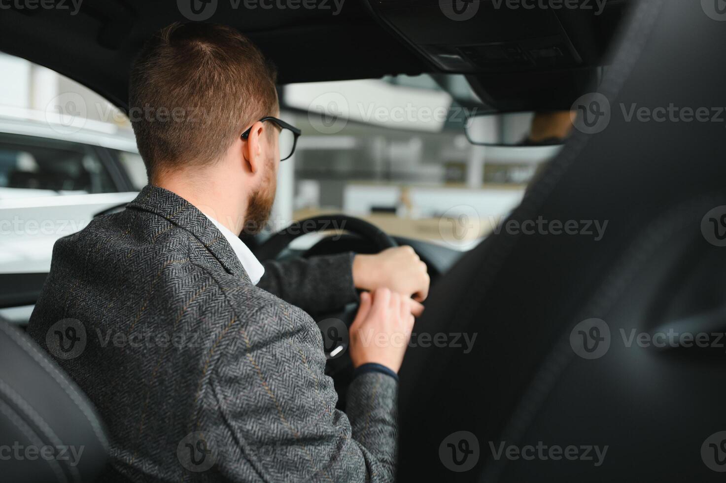 hermoso empresario conducción coche a aeropuerto, yendo en negocio lado vista, Copiar espacio. contento hombre en elegante traje yendo a negocio reunión en el mañana, conducción su lujo auto, Disparo desde cabina. foto