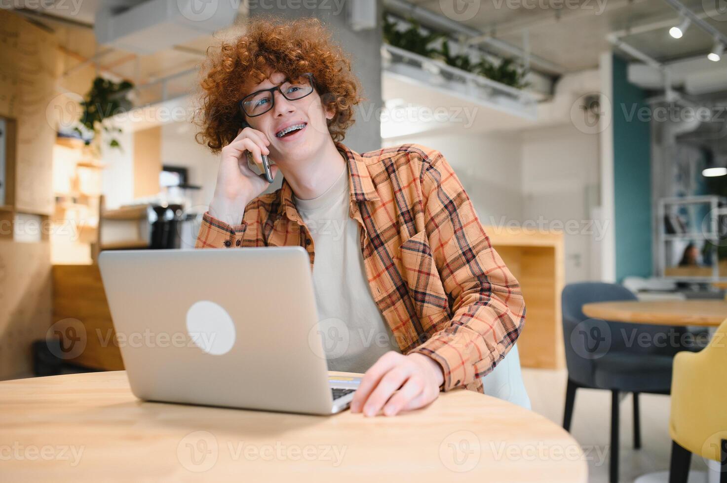 masculino programador vestir gafas para ojos proteccion mientras trabajando en Lanza libre vía ordenador portátil computadora, inteligente estudiante acecho tutorial en netbook foto