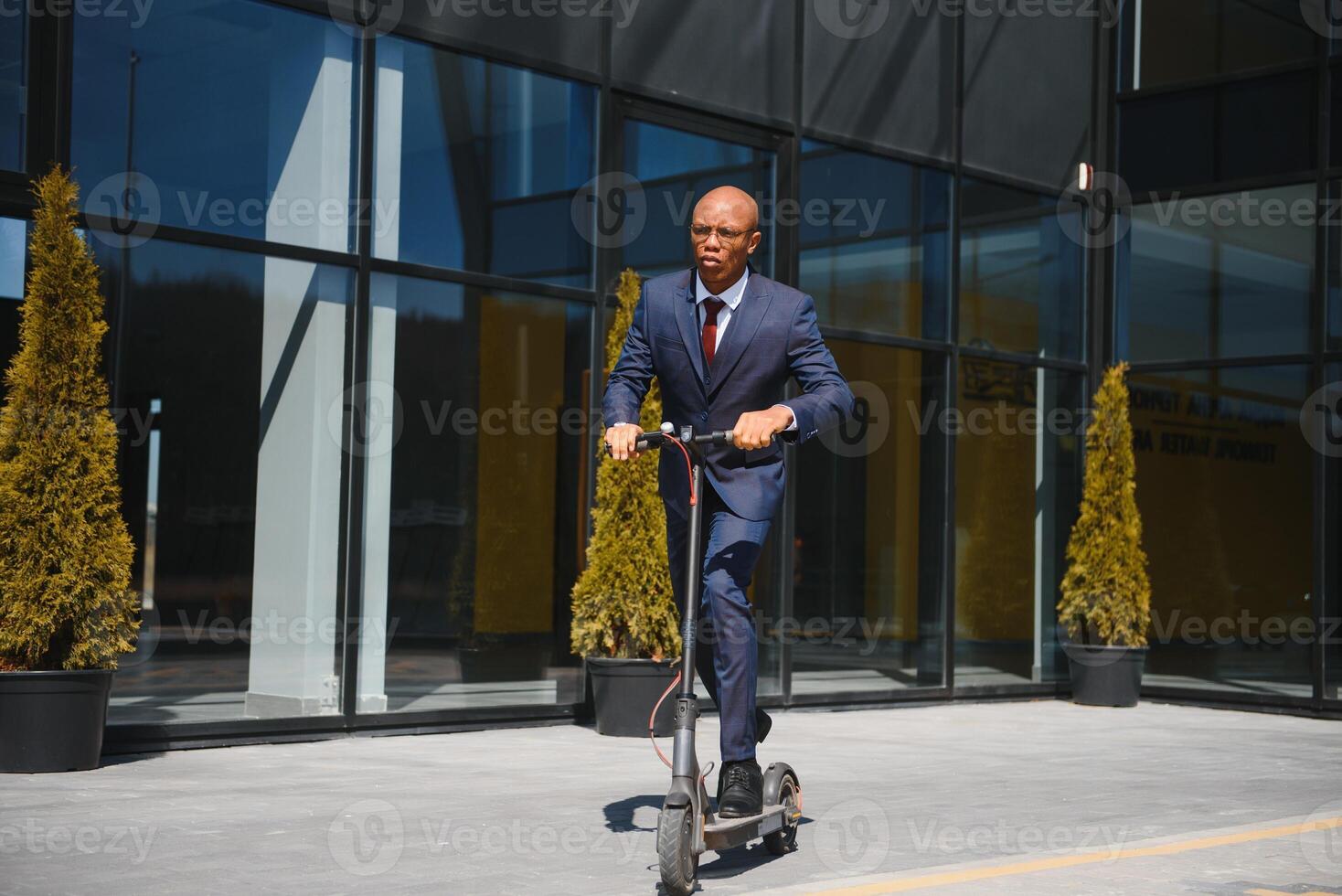 joven africano empresario montando un eléctrico scooter foto