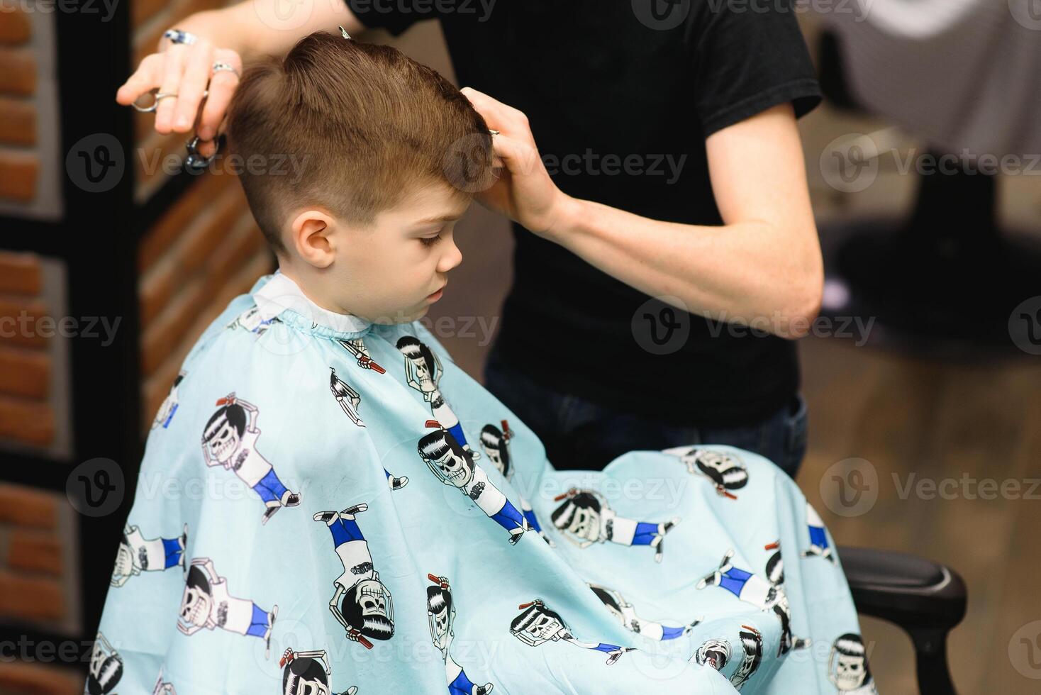 alegre caucásico chico consiguiendo peinado en barbería foto