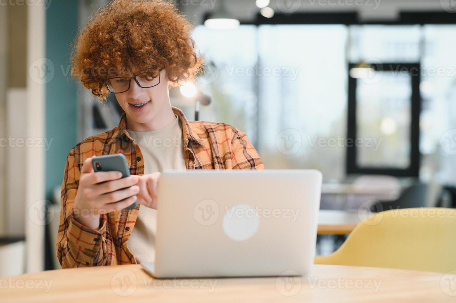 masculino programador vestir gafas para ojos proteccion mientras trabajando en Lanza libre vía ordenador portátil computadora, inteligente estudiante acecho tutorial en netbook foto