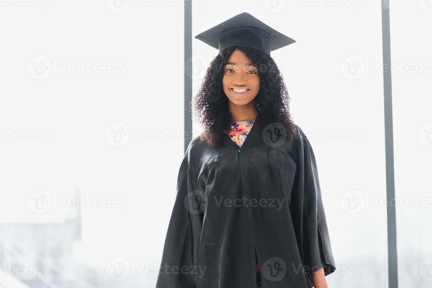 hermosa africano hembra estudiante con graduación certificado foto