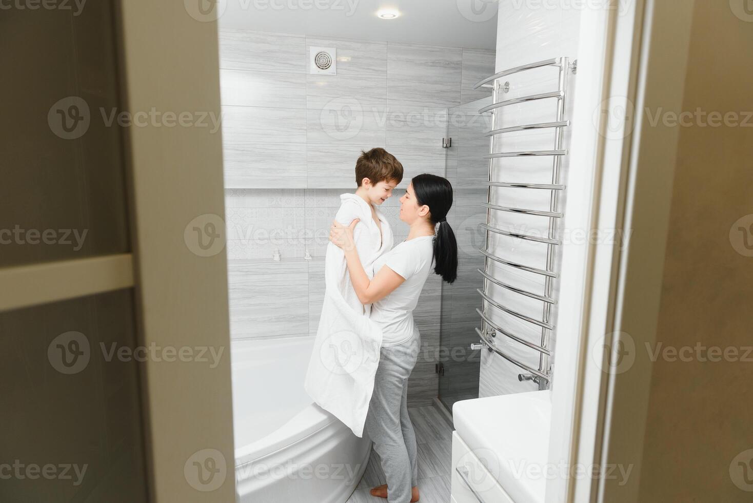 madre y hijo teniendo divertido a bañera hora juntos foto