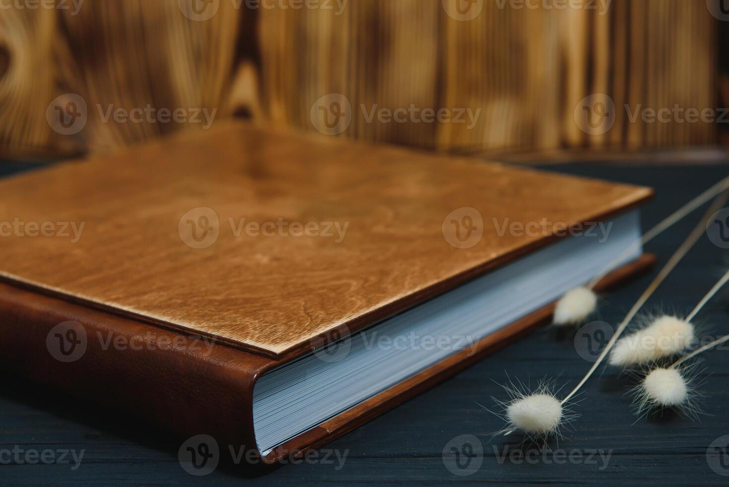 lujo de madera foto libro en natural antecedentes. familia recuerdos fotolibro. salvar tu verano vacaciones recuerdos. foto álbum Boda album de fotos con de madera cubrir.