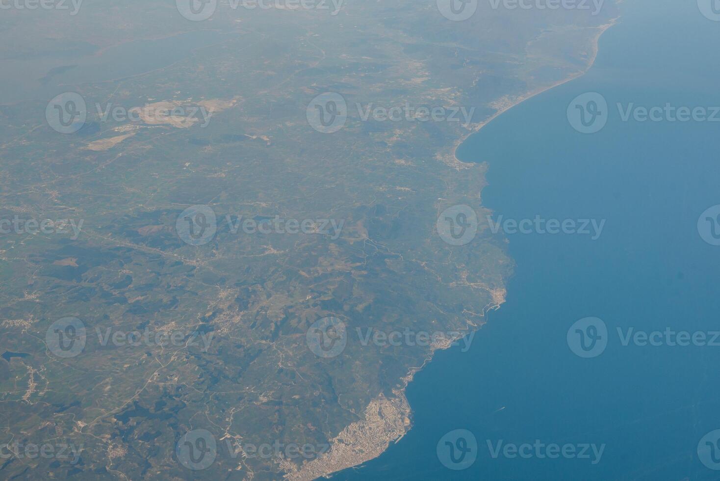 Mirando a través de la ventana del avión durante el vuelo en ala con un bonito cielo azul foto