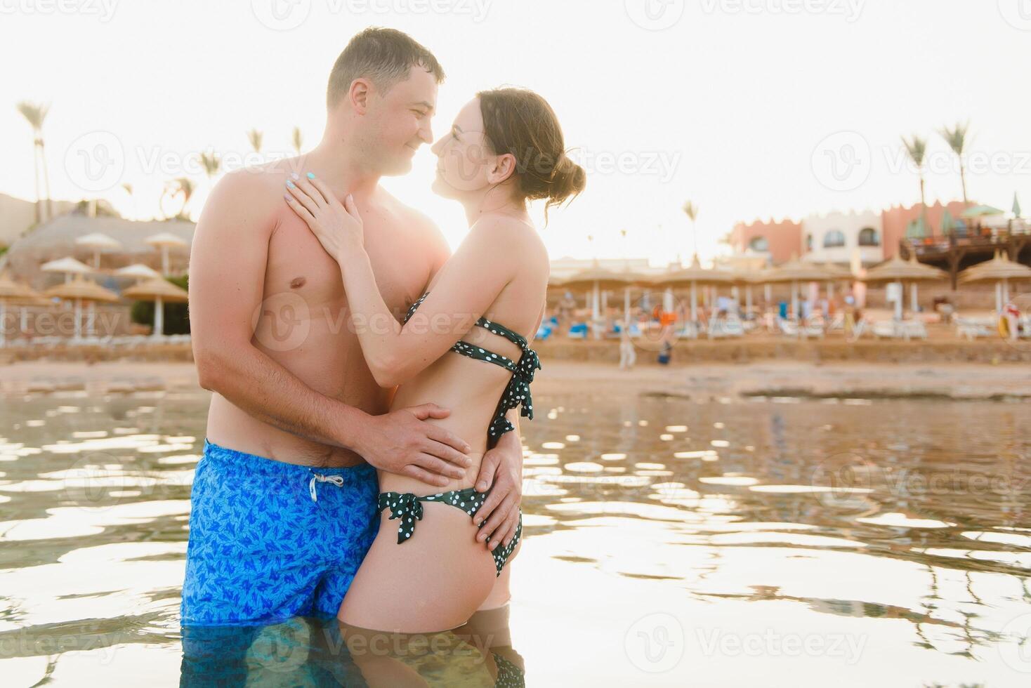 contento joven Pareja disfrutando el mar foto