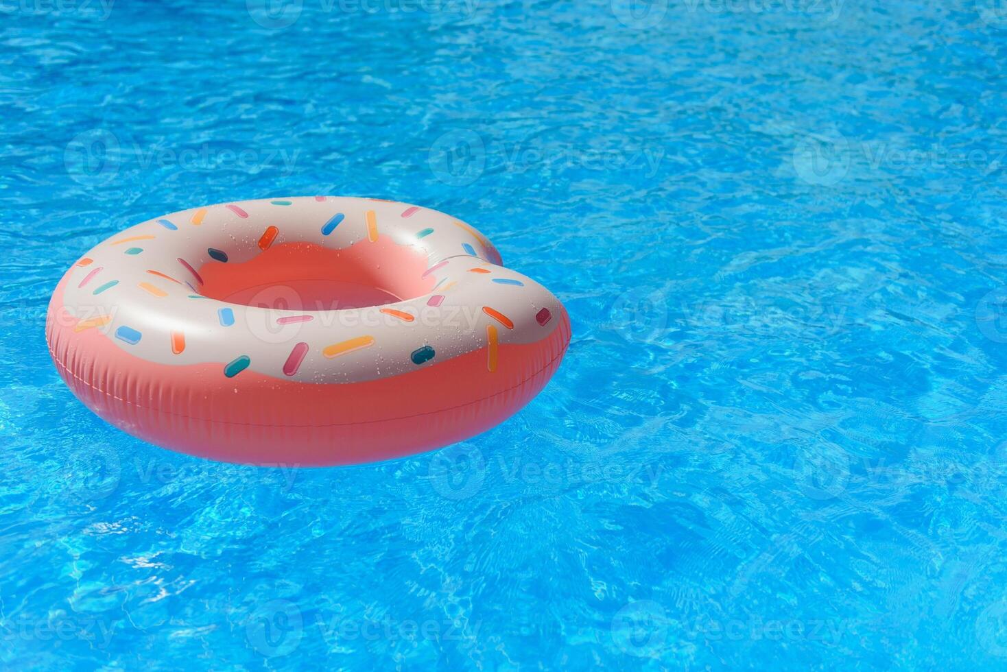 rosado inflable rosquilla nadando anillo en un nadando piscina foto