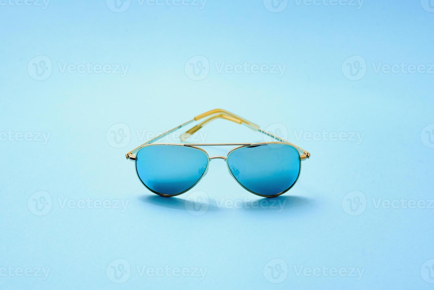 elegante Gafas de sol en un azul antecedentes foto