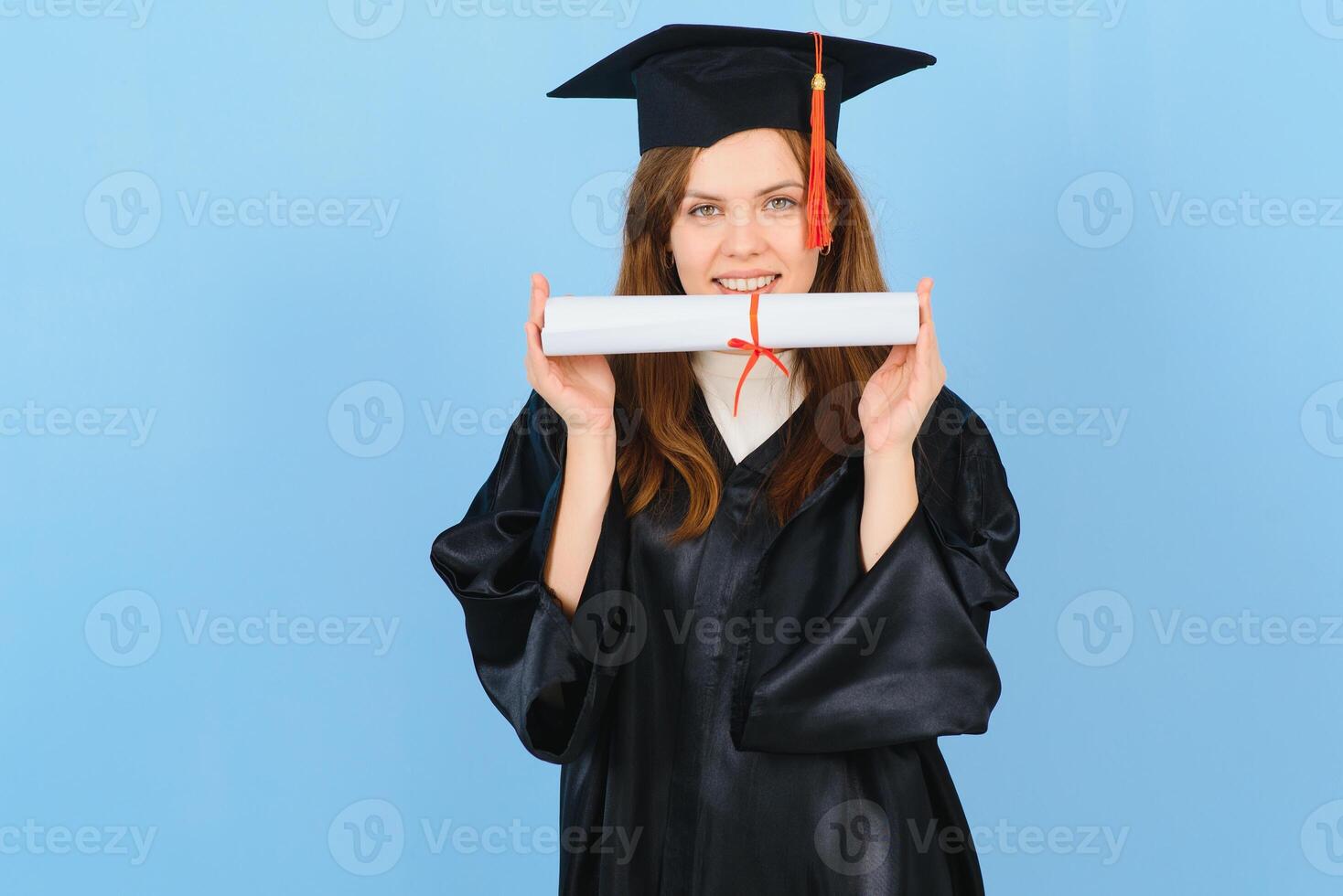 hermosa mujer vistiendo graduación gorra y ceremonia túnica participación la licenciatura mirando positivo y contento en pie y sonriente con un confidente sonrisa. foto