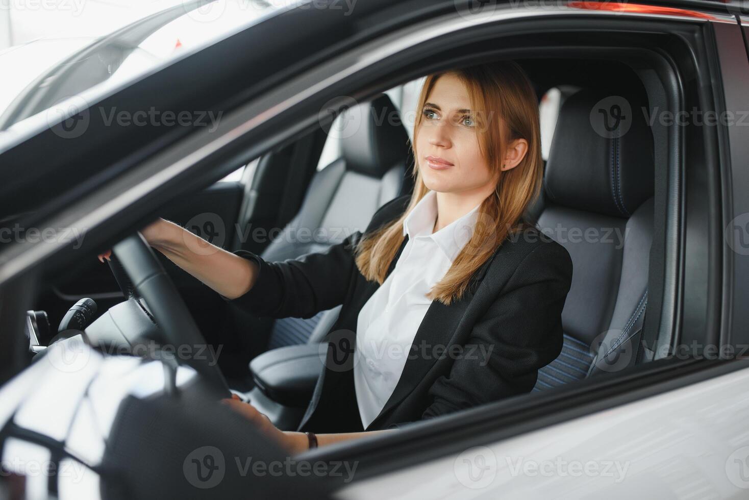 bonito joven mujer conducción su nuevo coche foto