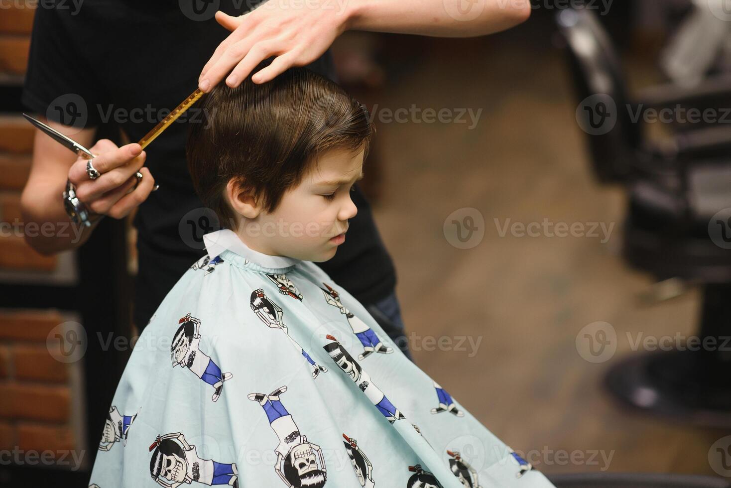 alegre caucásico chico consiguiendo peinado en barbería foto