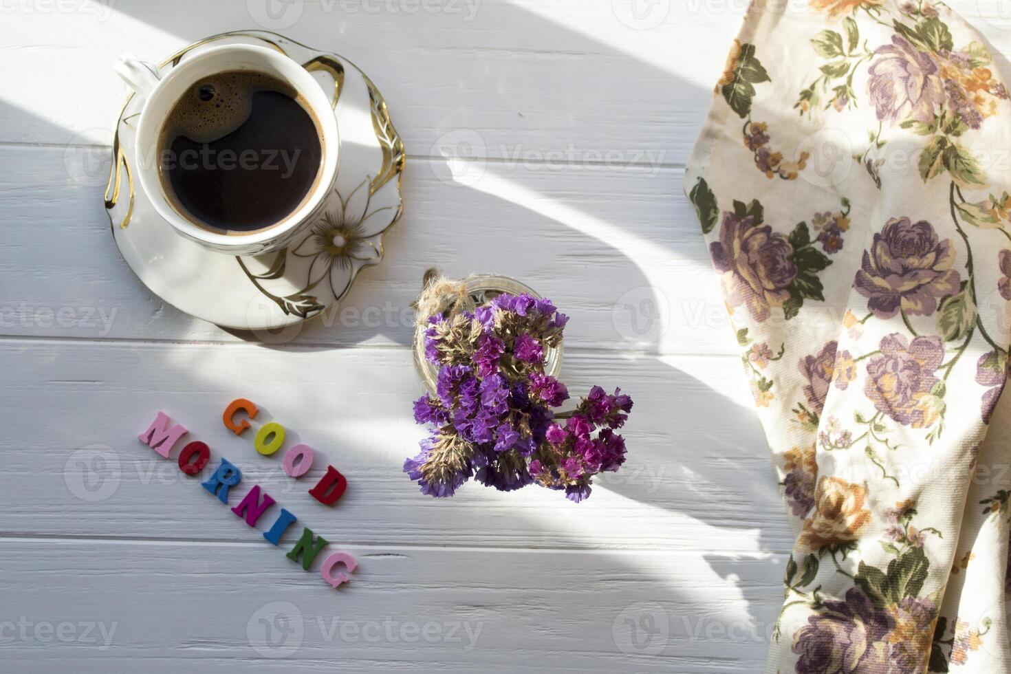 un taza de Mañana café y hogar decoración en un blanco de madera mesa. foto