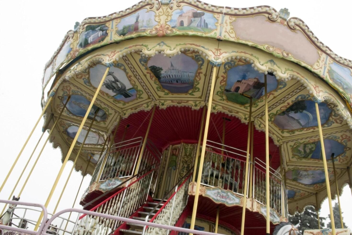 Clásico europeo carrusel en un parque. alegre Vamos redondo caballos. retro estilo carrusel. foto