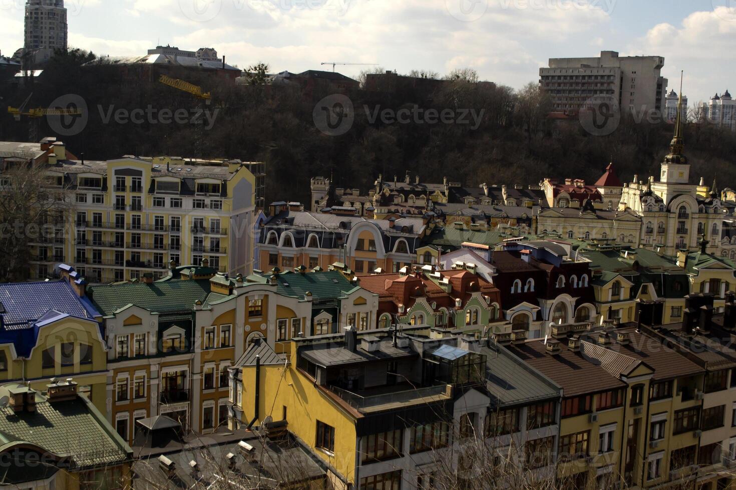 un zona con vistoso casas en kiev, Ucrania. brillante paisaje urbano foto