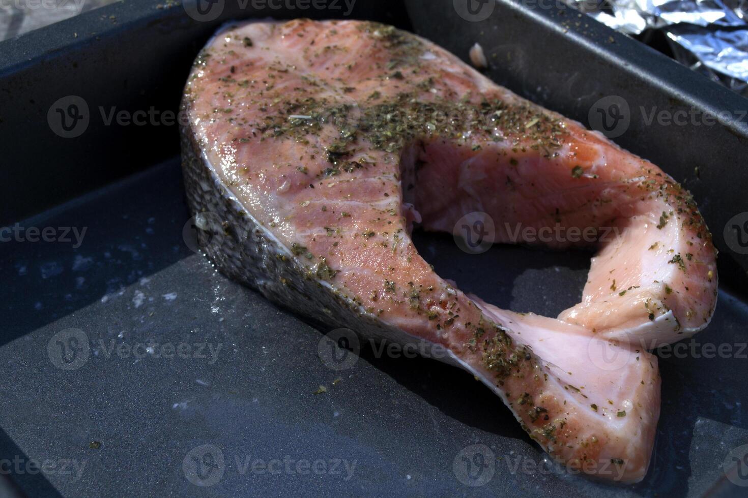 preparación de trucha en especias a asado en parilla exterior. foto