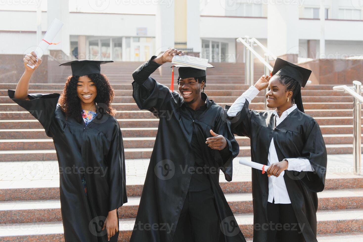 educación, graduación y personas concepto - grupo de contento internacional estudiantes en mortero tableros y soltero vestidos con diplomas foto