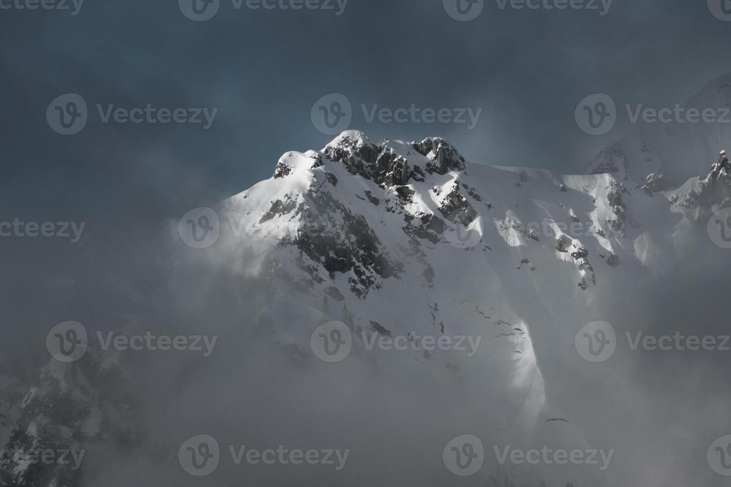 Nevado montaña en el nubes foto