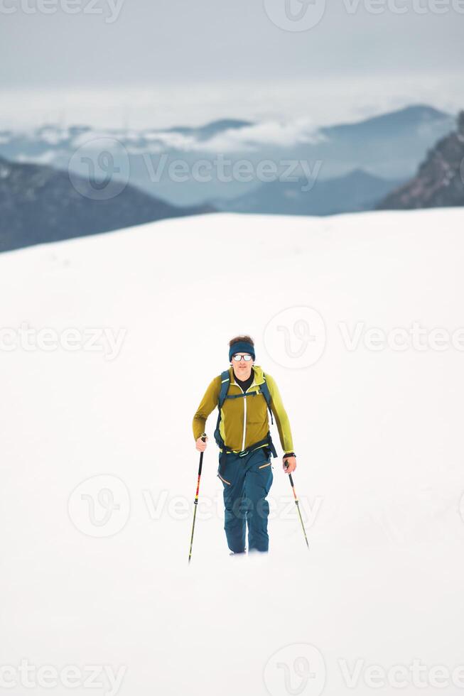 un hombre va solo esquiar foto