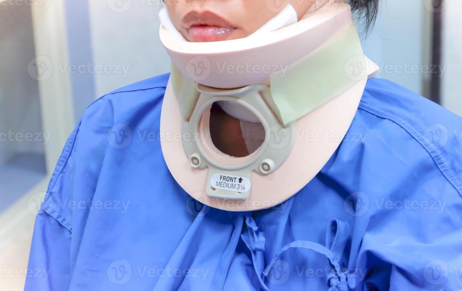 cerca arriba ,mujer tiene un lesión a su cuello, ella es vistiendo un cervical cuello, a hospital admisión. foto