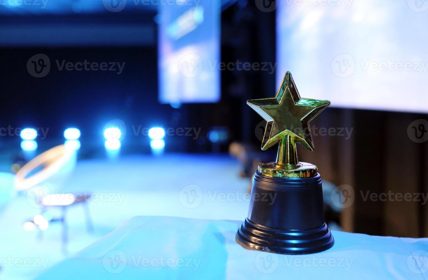 en forma de estrella premio en un mesa con focos y Copiar espacio foto