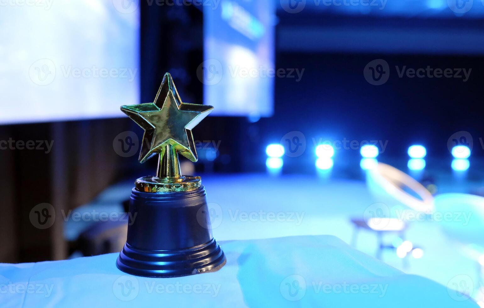 en forma de estrella premio en un mesa con focos y Copiar espacio foto