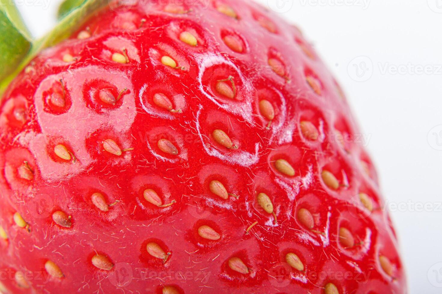 hermosa y maduro rojo fresas en un blanco antecedentes foto