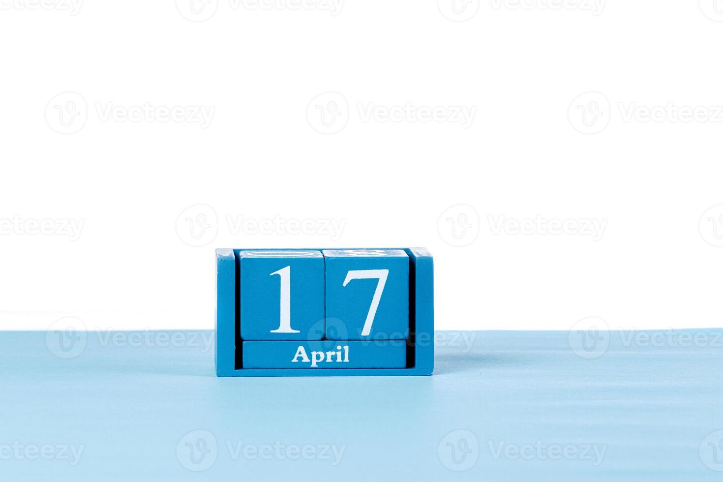 de madera calendario abril 17 en un blanco antecedentes foto