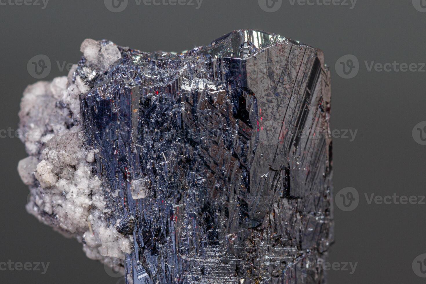 macro mineral acantita Roca en un negro antecedentes foto