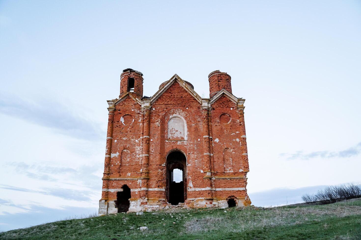 un cristiano Iglesia en Rusia, un antiguo ortodoxo iglesia, un histórico edificio, un cultural Monumento, el patrimonio de el ancestros de tatarstán, el restos de el edificio estar en un campo foto