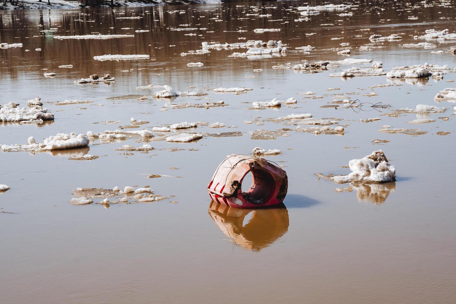 basura el plastico barril flotadores en agua, contaminar el ambiente, lanzar el plastico dentro el río. foto