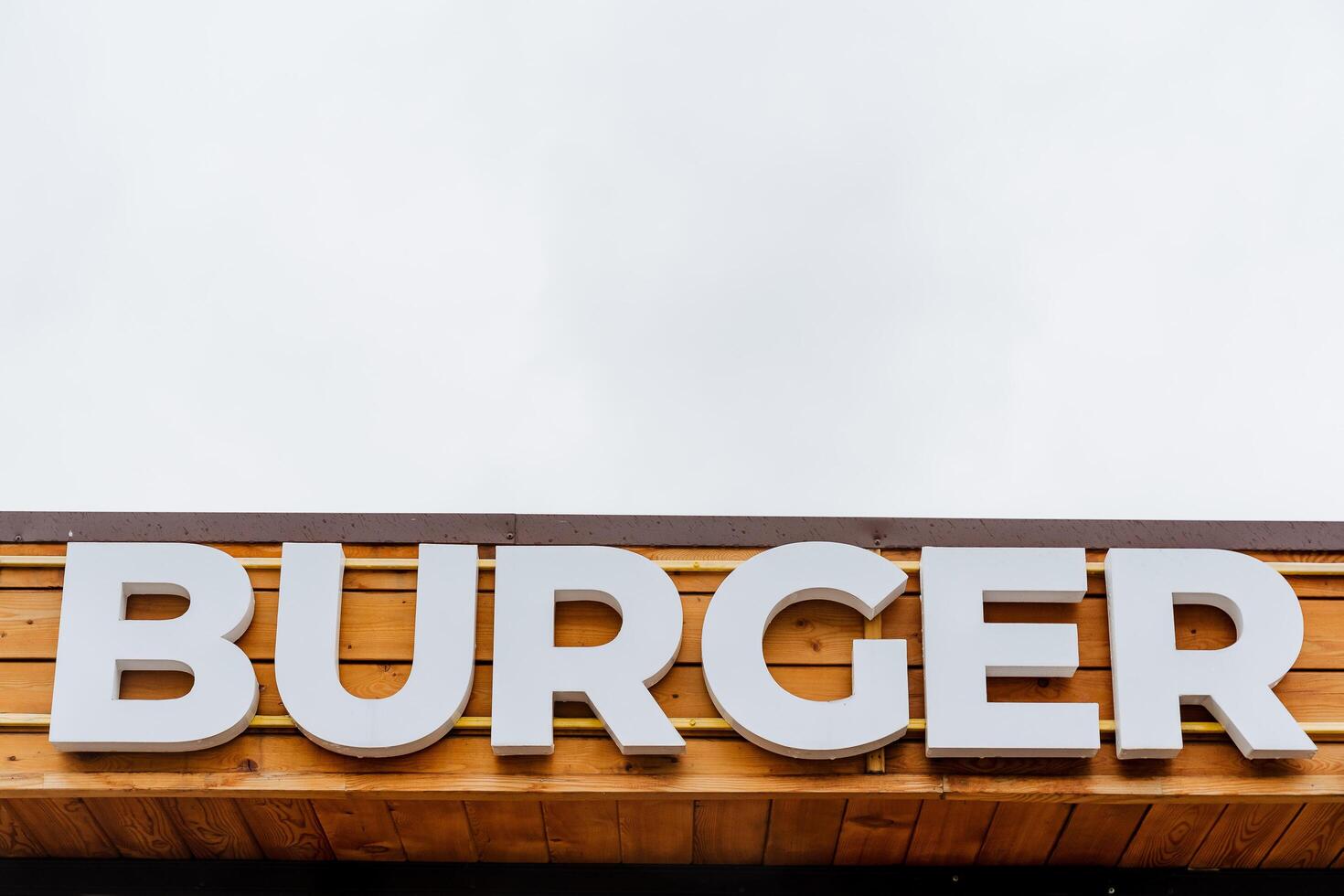 hamburguesa restaurante logo, hamburguesa palabra firmar en blanco letras, texto escrito en un árbol fondo, calle restaurante, carne alimento, calle comida foto