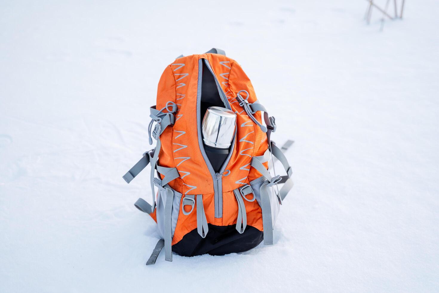 termo té es en el mochila. naranja mochila para caminando. foto