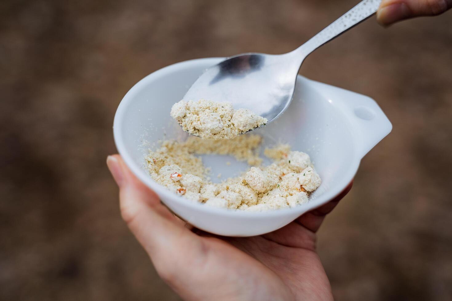 seco vendaje para sopa, blanco plato con un rápido desayuno, comida para fabricación de cerveza con hirviendo agua, almuerzo de un turista, comer en un caminata. foto