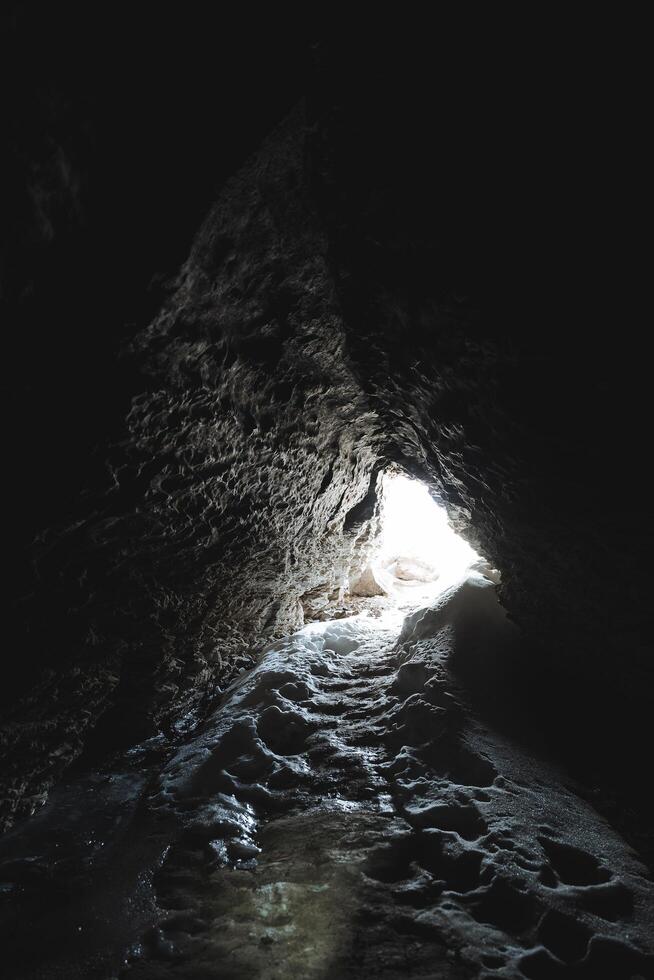 ligero a el final de el túnel, salida desde el cueva, Entrada corredor a el karst cueva. foto