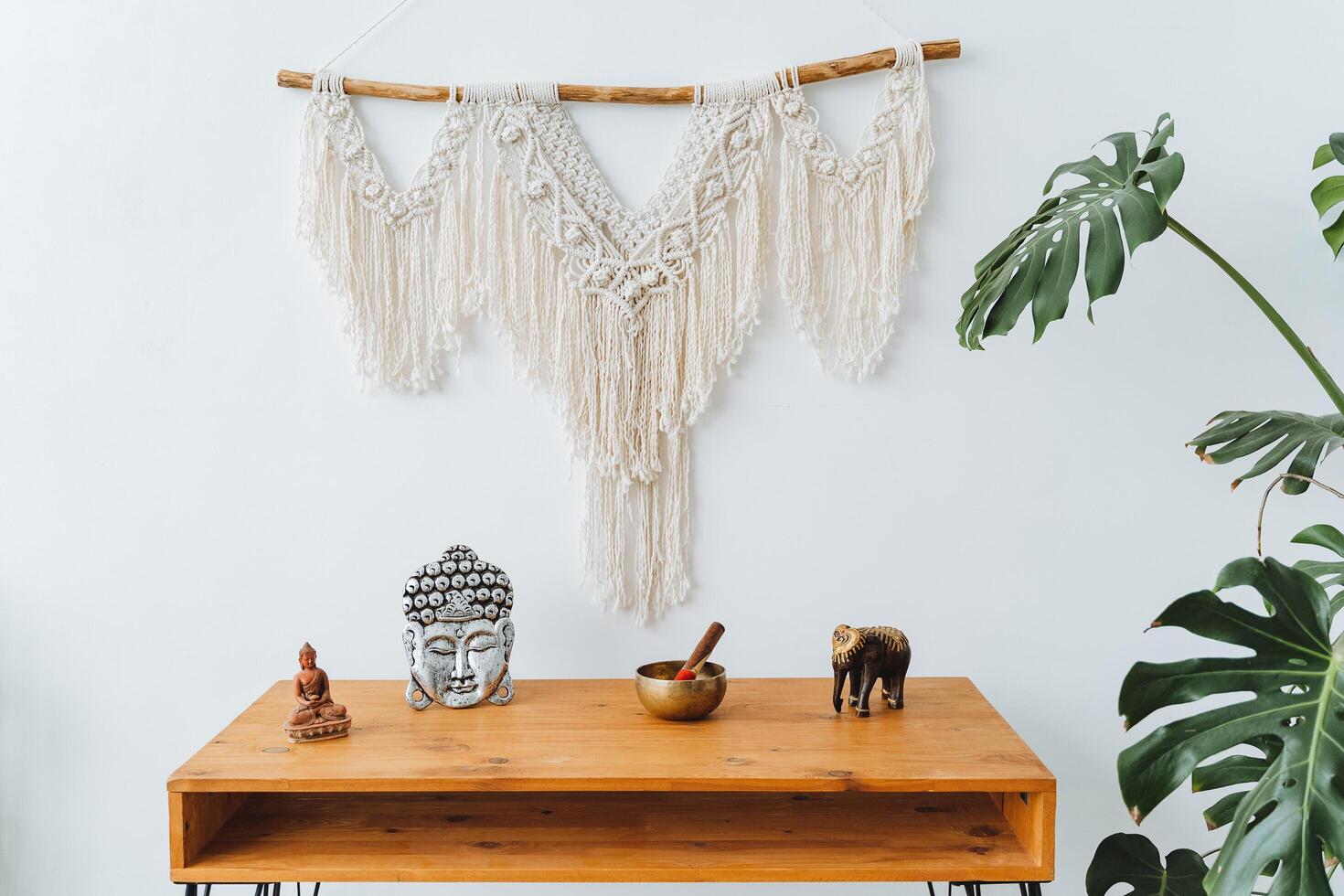 objetos para meditación en el interior son en el mesa. elefante Buda tibetano bol. símbolos de yoga de tranquilidad y tranquilidad. foto