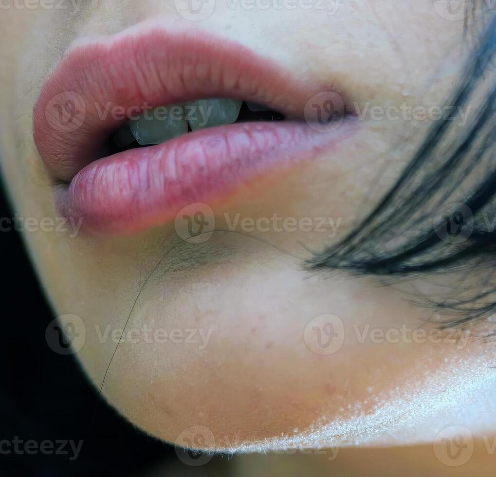 sexy labios cerca ver foto, hembra labios con lápiz labial de cerca fondo, cara detalle retrato foto