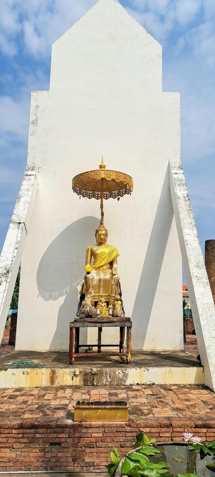 dorado Buda sentado estatua foto