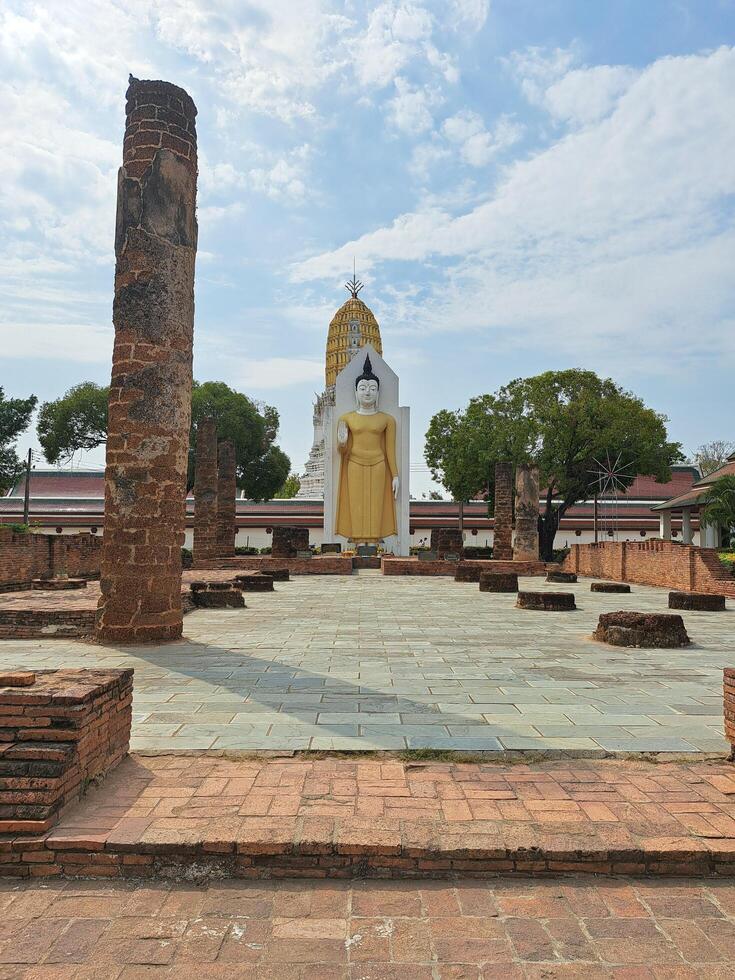 en pie Buda estatua en tailandés templo foto