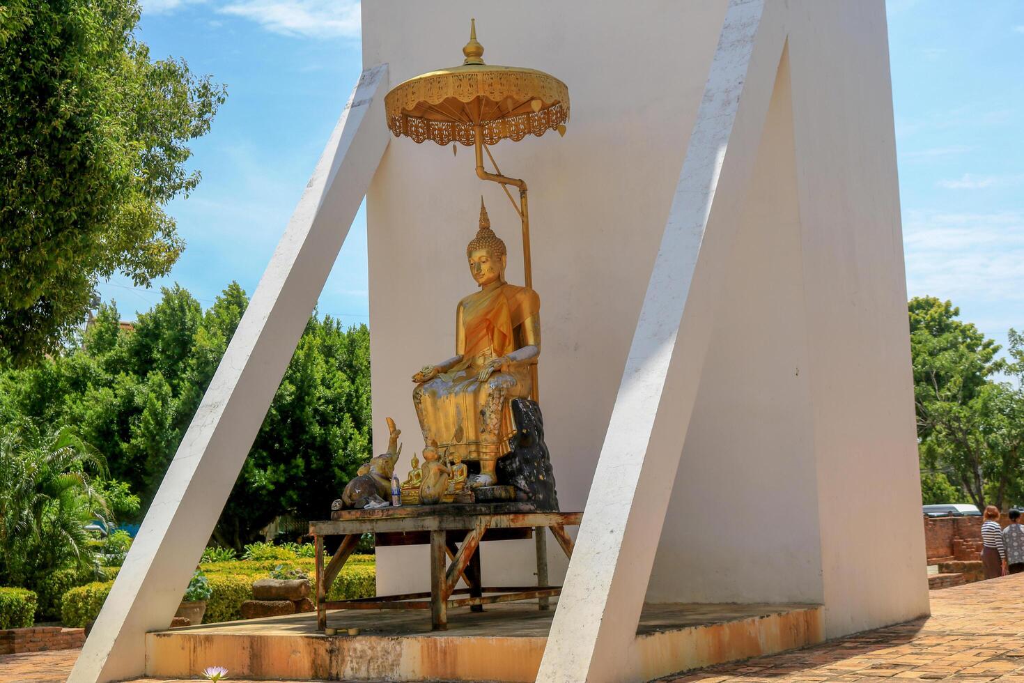 dorado Buda sentado estatua en wat phra sri rattana mahathat foto