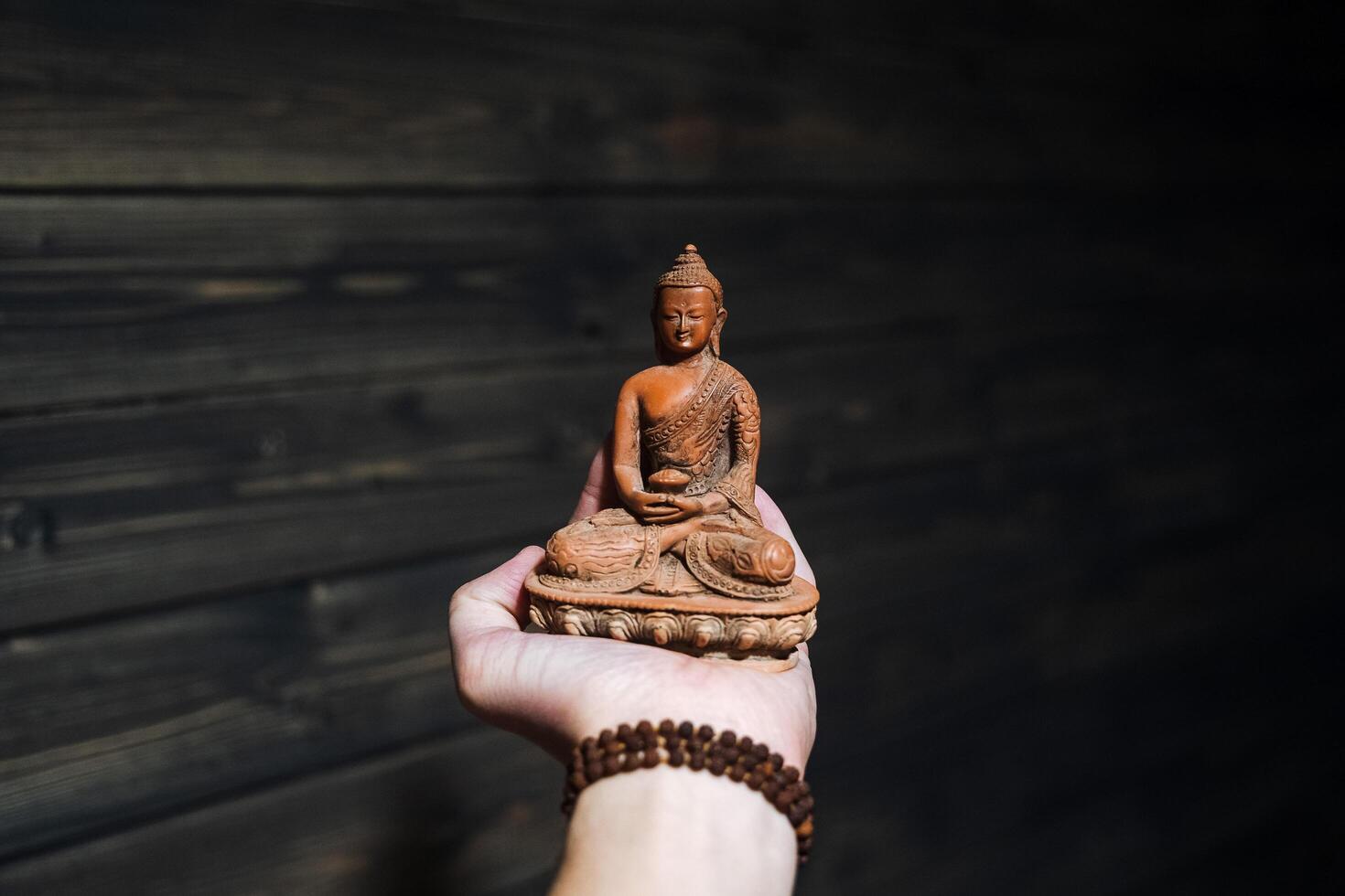 un estatua de Buda a el mano. un tema para meditación y armonía. zen practica.calma y tranquilidad foto