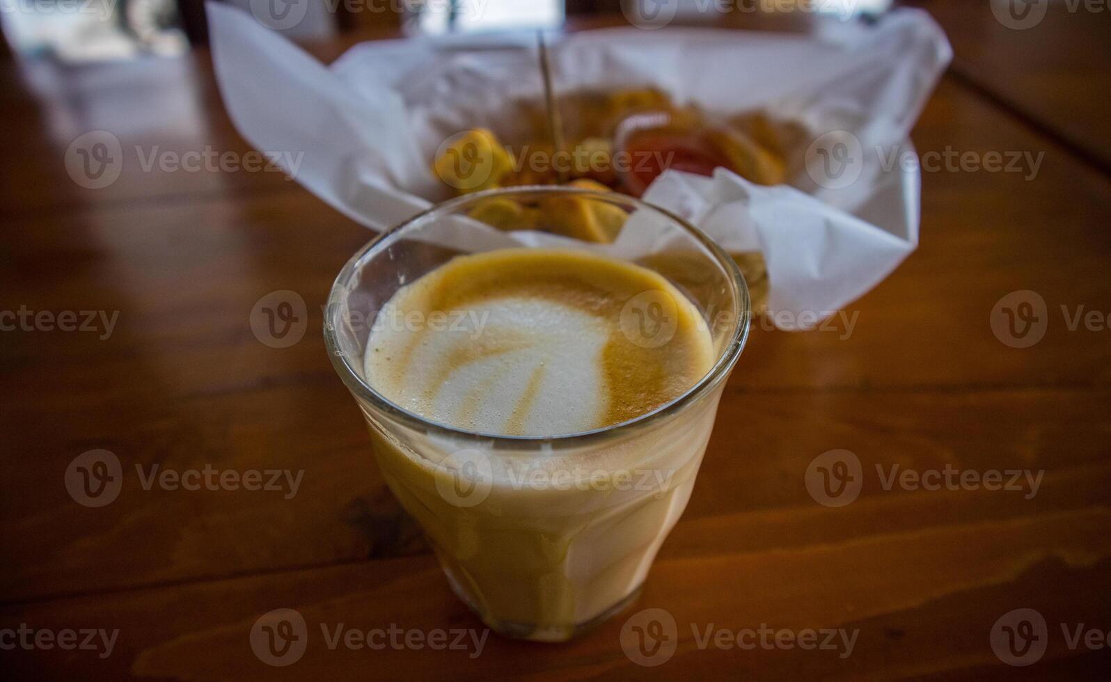 caliente latté con latté Arte en de madera antecedentes foto