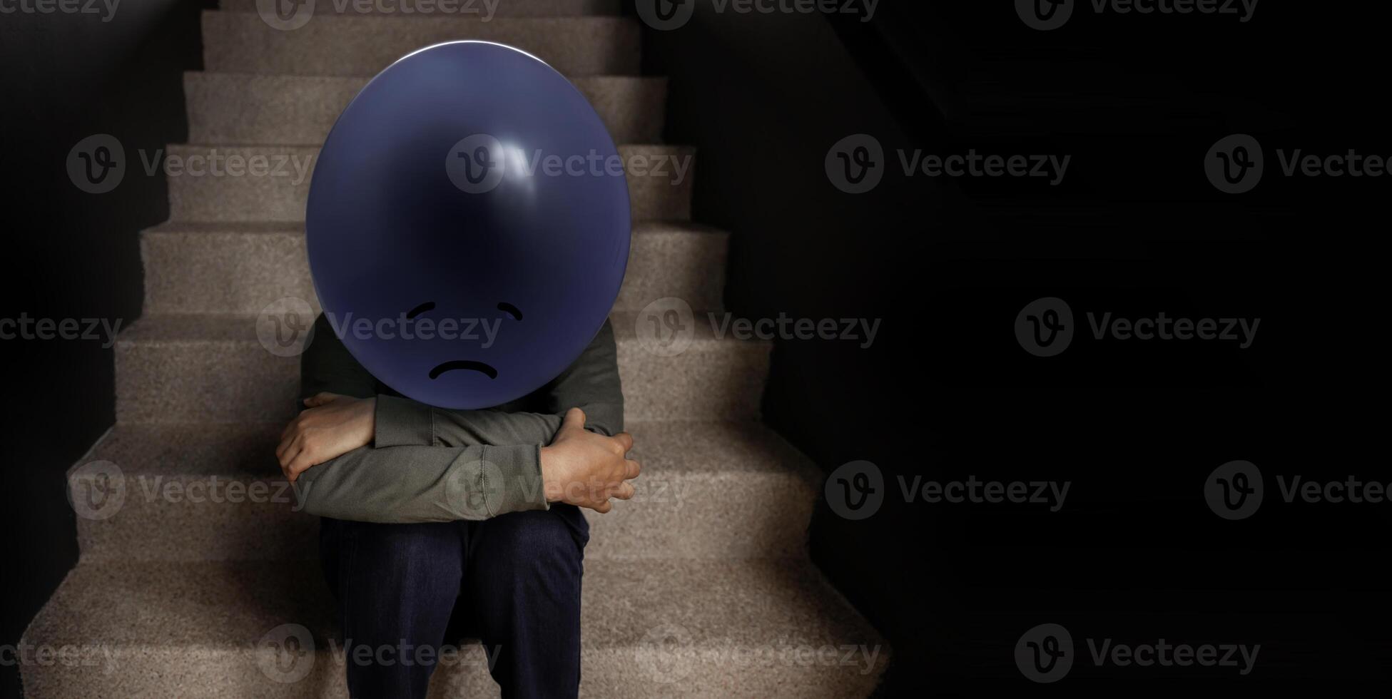 mental salud concepto. un estresado, ansiedad, Deprimido persona con un globo sentado en escalera, negativo emoción y sentimiento. malhumorado. oscuro tono foto