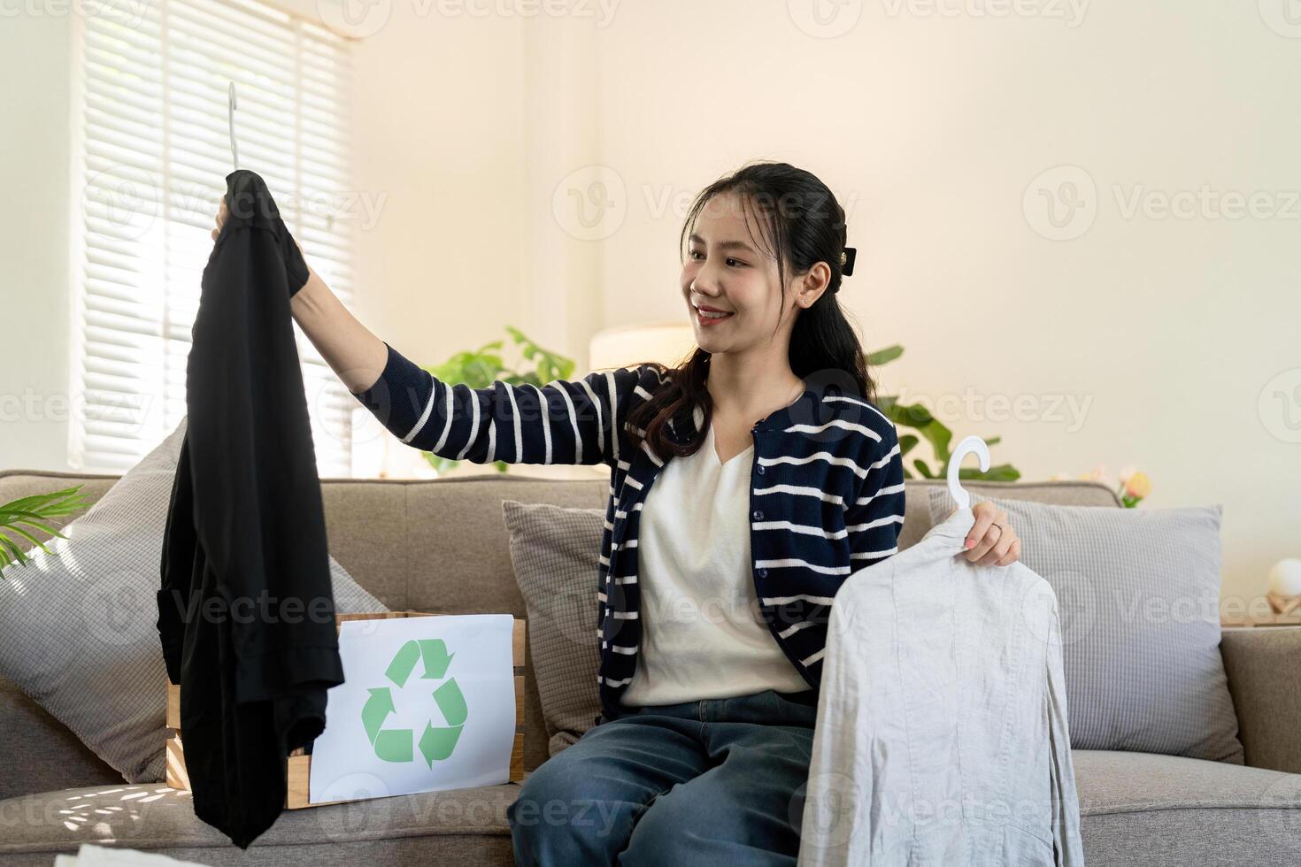 mujer paquete caja con usado ropa para reutilizar. reutilizar, reciclaje material y reduciendo residuos en moda, segundo mano vestir idea. circular moda, cero residuos concepto foto